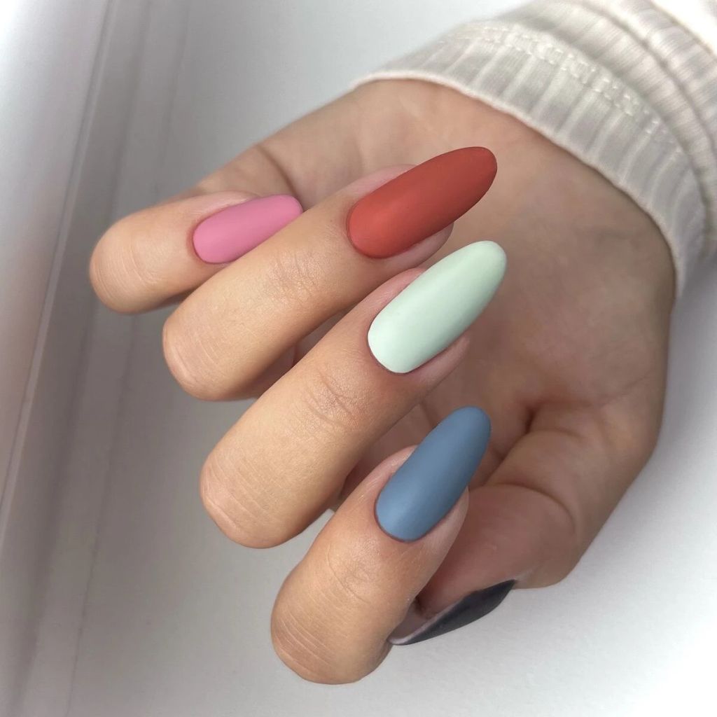 Bold statement nails with Semilac Hybrid Nail Polish - SEMILAC USA Blog Bold statement nails with Semilac Hybrid Nail Polish
